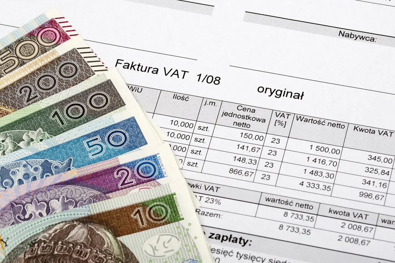 faktura VAT i banknoty